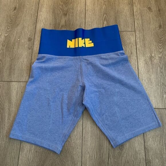 Nike woman’s tight fit high rise shorts - Picture 1 of 3
